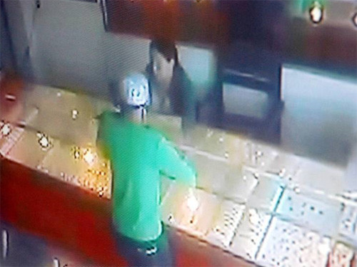 Nhiều nghi vấn trong vụ dùng 'ma thuật' cướp 100 cây vàng ảnh 1