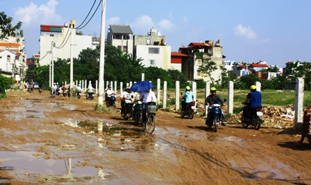 Quy định đường bộ không còn quan trọng khi mà tìm một chỗ để đi qua được cũng đã khó. Quy định đường bộ không còn quan trọng khi mà tìm một chỗ để đi qua được cũng đã khó.
