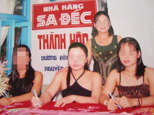 Nước mắt gái ngoan bị đẩy vào "động quỷ" ảnh 1 Một nạn nhân (đứng) bị lừa bán sang “phố đèn đỏ” làm chứng trước tòa (đề nghị làm nhòe mặt)