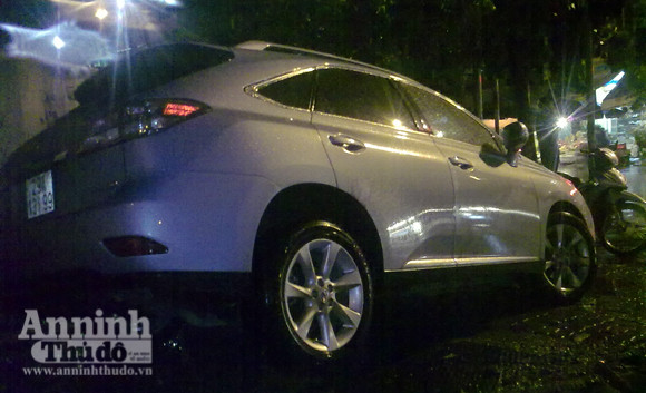 Hà Nội: Xế sang sập "bẫy" trong mưa bão ảnh 2 Hà Nội: Xế sang sập "bẫy" trong mưa bão ảnh 2