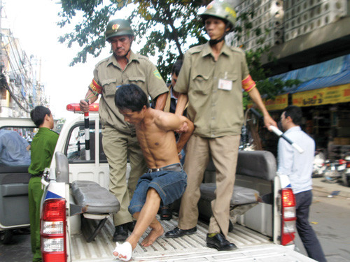 Một đối tượng bị bắt - Ảnh: Đàm Huy