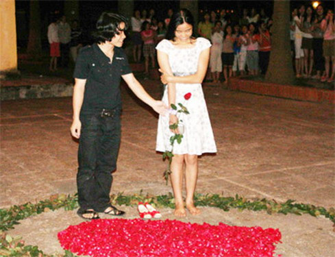 Sốc với màn cầu hôn, tỏ tình gây... choáng ảnh 4 Sốc với màn cầu hôn, tỏ tình gây... choáng ảnh 4
