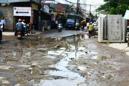 Đường Trung Kính (Phường Yên Hòa – Cầu Giấy) lâu nay vẫn được người dân gọi bằng cái tên “con đường khổ ải”. Đường Trung Kính Phường Yên Hòa – Cầu Giấy) lâu nay vẫn được người dân gọi bằng cái tên “con đường khổ ải”.