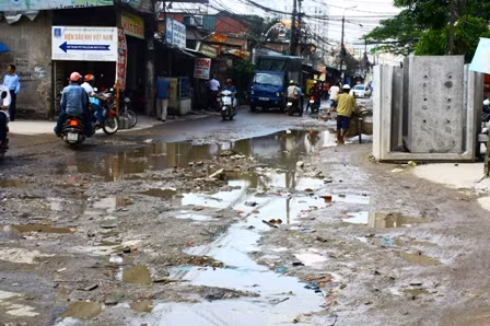 Đường Trung Kính Phường Yên Hòa – Cầu Giấy) lâu nay vẫn được người dân gọi bằng cái tên “con đường khổ ải”.