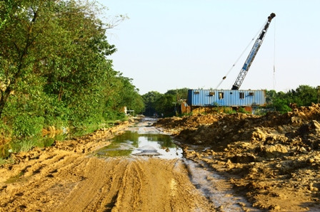 Tuyến đường nối từ Hồ Mễ Trì ra Đại lộ Thăng Long có lẽ chỉ dành cho xe tải. Tuyến đường nối từ Hồ Mễ Trì ra Đại lộ Thăng Long có lẽ chỉ dành cho xe tải.