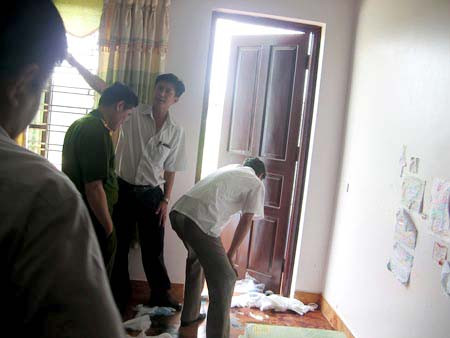 Kiểm tra hiện trường góc phòng tầng hai nơi Luyện chém đứt tay cháu Bích. Kiểm tra hiện trường góc phòng tầng hai nơi Luyện chém đứt tay cháu Bích.