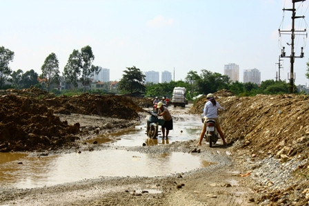 Bùn lầy nhoe nhoét khiến ai cũng khiếp sợ mỗi khi qua đây. Bùn lầy nhoe nhoét khiến ai cũng khiếp sợ mỗi khi qua đây.