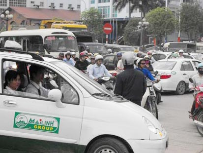 Hiện trên địa bàn Hà Nội có hơn 14.000 xe taxi hoạt động. Hiện trên địa bàn Hà Nội có hơn 14.000 xe taxi hoạt động.
