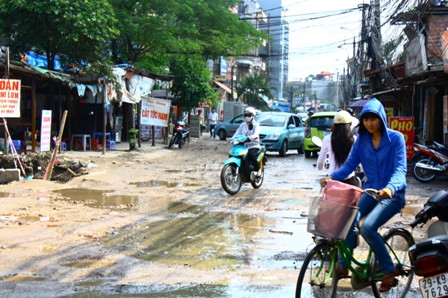 Ngày nắng bụi mù mịt còn ngày mưa thì lầy lội. Người dân đã sống chung với "con đường khổ ải" này mấy năm nay. Ngày nắng bụi mù mịt còn ngày mưa thì lầy lội. Người dân đã sống chung với "con đường khổ ải" này mấy năm nay.