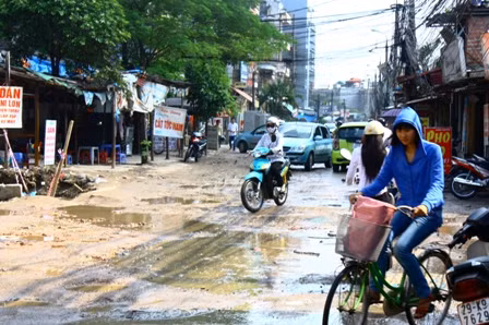 Ngày nắng bụi mù mịt còn ngày mưa thì lầy lội. Người dân đã sống chung với "con đường khổ ải" này mấy năm nay.