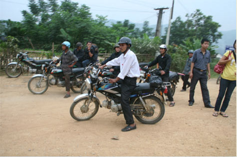 Nhiều thầy cô giáo đã đợi đoàn từ 14h Nhiều thầy cô giáo đã đợi đoàn từ 14h