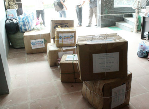 Ngay trong đêm 21 rạng sáng 22/10, từng kiện hàng được đóng gói cẩn thận Ngay trong đêm 21 rạng sáng 22/10, từng kiện hàng được đóng gói cẩn thận