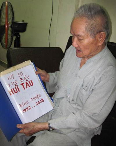 Ông Trần Văn Tiệp và xấp hồ sơ "kho báu" núi Tàu - Ảnh: Minh Nam Ông Trần Văn Tiệp và xấp hồ sơ "kho báu" núi Tàu - Ảnh: Minh Nam
