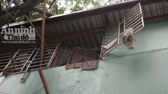 Cửa sổ tầng 2 khu phòng trọ, nơi nhiều người mắc kẹt được giải cứu