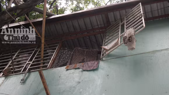 Cửa sổ tầng 2 khu phòng trọ, nơi nhiều người mắc kẹt được giải cứu