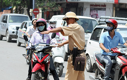 CSGT Hà Nội xử lý người vi phạm trong tháng ATGT - Ảnh: Ngọc Thắng