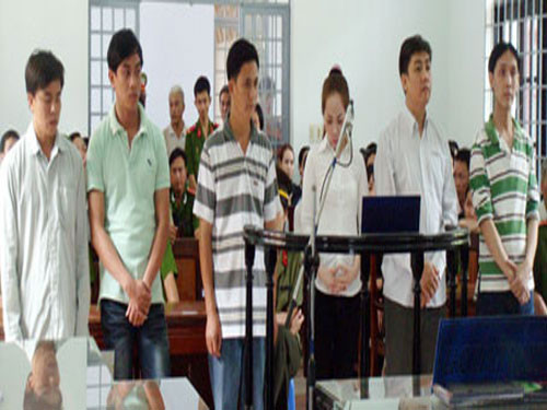 Án nặng cho 3 công an nhận hối lộ ảnh 1 Án nặng cho 3 công an nhận hối lộ ảnh 1