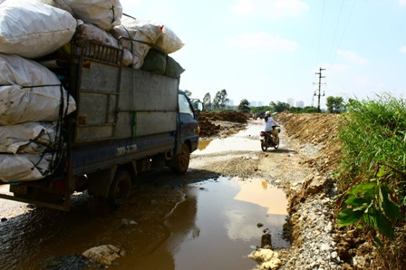 Đoạn đường kéo dài hơn 1km từ xã Tân Triều ra đường Nguyễn Xiển (Khuất Duy Tiến kéo dài) không khác gì ruộng vào những ngày mưa. Đoạn đường kéo dài hơn 1km từ xã Tân Triều ra đường Nguyễn Xiển (Khuất Duy Tiến kéo dài) không khác gì ruộng vào những ngày mưa.