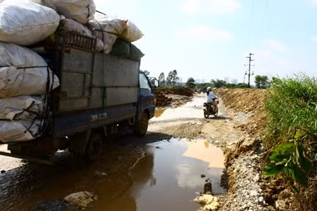 Đoạn đường kéo dài hơn 1km từ xã Tân Triều ra đường Nguyễn Xiển (Khuất Duy Tiến kéo dài) không khác gì ruộng vào những ngày mưa.
