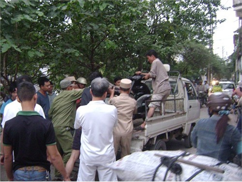 Chuẩn bị đưa xe về trụ sở giải quyết Chuẩn bị đưa xe về trụ sở giải quyết