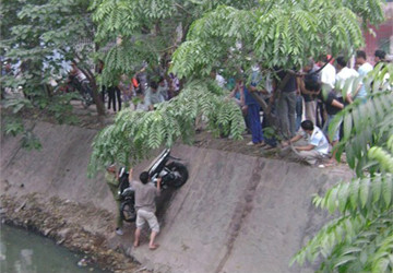 Chiếc xe đang được kéo lên bờ Chiếc xe đang được kéo lên bờ