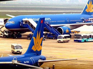 Hành khách đang xuống khỏi máy bay bằng xe thang - Ảnh minh hoạ