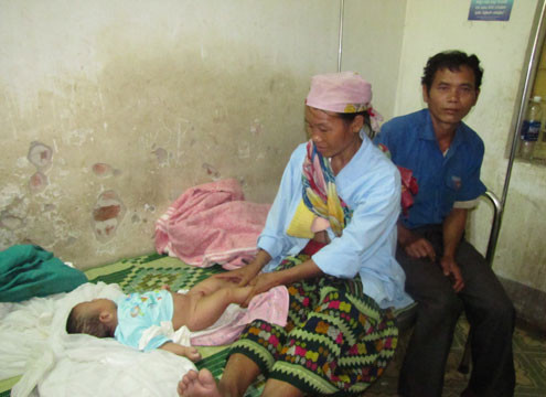 Gia đình bé Thông minh tại bệnh viện. Ảnh: Nguyên Khoa Gia đình bé Thông minh tại bệnh viện. ảnh: Nguyên Khoa