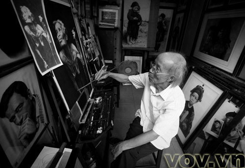 Một nghệ sĩ vẽ tranh truyền thần trên phố Hàng Bông