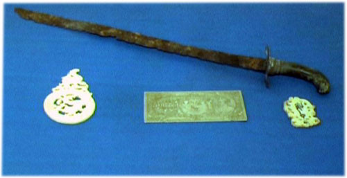 Những vật được cụ Trần Văn Tiệp thu được từ núi Tàu - Ảnh: Quế Hà