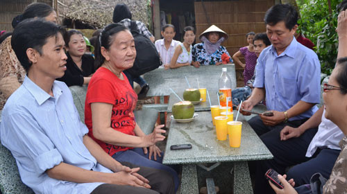 Vợ chồng chị Phượng trở về quê Giồng Trôm (Bến Tre) chiều 4-10 thăm bà con, hàng xóm trước khi đi trị bệnh - Ảnh: Viễn Sự Vợ chồng chị Phượng trở về quê Giồng Trôm (Bến Tre) chiều 4-10 thăm bà con, hàng xóm trước khi đi trị bệnh - Ảnh: Viễn Sự