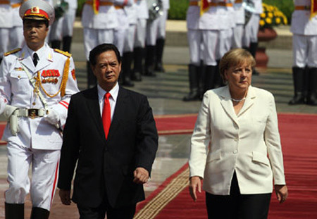Lễ đón Thủ tướng Đức Angela Merkel tại Hà Nội sáng 11/10 (ảnh: VNE) Lễ đón Thủ tướng Đức Angela Merkel tại Hà Nội sáng 11/10 (ảnh: VNE)