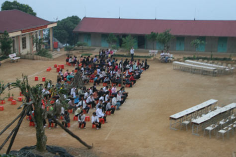 Học sinh trường THCS Nậm Mười đợi đoàn Học sinh trường THCS Nậm Mười đợi đoàn