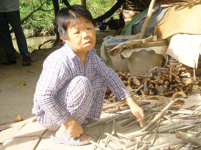 Ông Dân đã 50 tuổi nhưng nhìn như đứa trẻ - Ảnh: Thanh Dũng Ông Dân đã 50 tuổi nhưng nhìn như đứa trẻ - Ảnh: Thanh Dũng