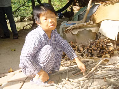 Ông Dân đã 50 tuổi nhưng nhìn như đứa trẻ - Ảnh: Thanh Dũng