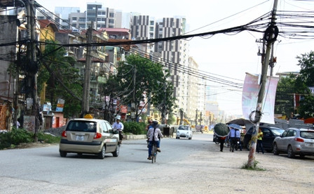 Đường Trung Kính được nâng cấp từ 2008, nhưng đến nay vẫn còn dở dang. Vật liệu xây dựng, cột điện, quán cóc vỉa hè xâm lấn lòng đường. Đường Trung Kính được nâng cấp từ 2008, nhưng đến nay vẫn còn dở dang. Vật liệu xây dựng, cột điện, quán cóc vỉa hè xâm lấn lòng đường.