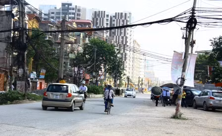 Đường Trung Kính được nâng cấp từ 2008, nhưng đến nay vẫn còn dở dang. Vật liệu xây dựng, cột điện, quán cóc vỉa hè xâm lấn lòng đường.
