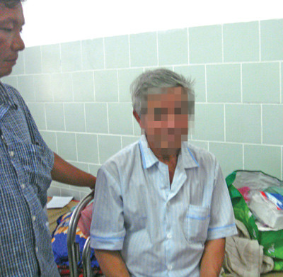 Ông T. (áo trắng, ngồi) đang ở BV Tâm thần TP Ông T. (áo trắng, ngồi) đang ở BV Tâm thần TP