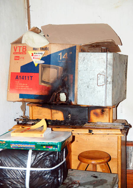 Đồ vật cũ bị cháy trong nhà anh Tuấn.
