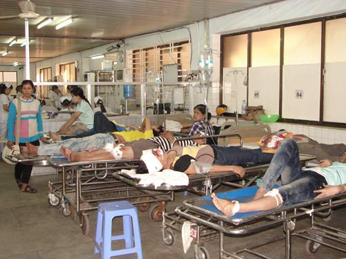 Xe tải tông xe khách, 20 người bị thương ảnh 1 Xe tải tông xe khách, 20 người bị thương, Tin tức trong ngày, xe tai dam tong xe khach, tai nan xe khach, tai nan giao thong, bi thuong, tai nan, xe tai, tai xe, cong nhan, bao, tin tuc, tin hot, tin hay, vn