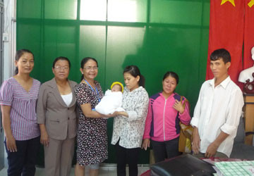 Đứa bé bị bỏ thùng rác về với mẹ ảnh 1 Đứa bé bị bỏ thùng rác về với mẹ ảnh 1