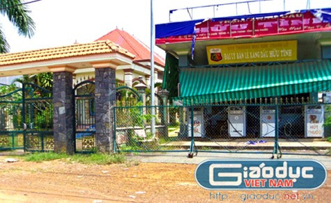 Căn nhà và cây xăng do bà Sạnh làm chủ. Căn nhà và cây xăng do bà Sạnh làm chủ.