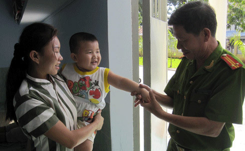 Đắng lòng những đứa trẻ theo mẹ vào tù ảnh 1 Những đứa trẻ theo mẹ vào tù, An ninh Xã hội, tre con trong tu, sinh con trong tu, theo me vao tu, song voi me trong tu, dang sau song sat, o trong tu, bao, bao cong an, bao an ninh, vn