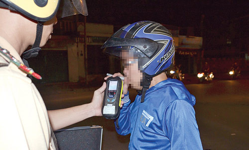 Bi hài bắt "ma men" đo nồng độ cồn ảnh 1 Bi hài bắt "ma men" đo nồng độ cồn, Tin tức trong ngày, do nong do con, ma men, say xin, xu phat uong ruou bia, uong ruou bia, xu phat vi pham giao thong, csgt, thang an toan giao thong, quan nhau, tin tuc, tin hot, tin hay