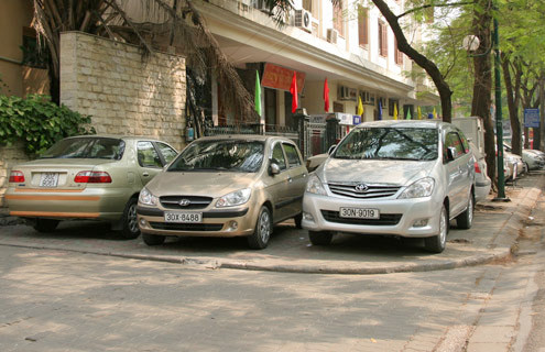 Thiếu điểm đỗ, ôtô ở Hà Nội đỗ tràn lan trên vỉa hè. Ảnh: Tiến Dũng. Xay bai do xe 166 ty trong cong vien Thong Nhat