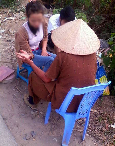 Hà Nội: Lũ lượt đi xem bói ở... gốc cây xà cừ