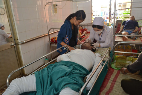 Ông Nguyễn Bá Chúc lúc được chữa trị tại bệnh viện. Ảnh. Hữu Võ Ông Nguyễn Bá Chúc lúc được chữa trị tại bệnh viện. Ảnh. Hữu Võ