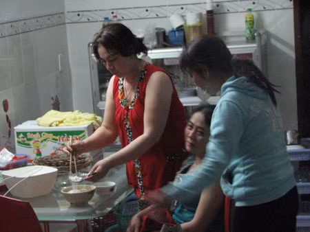 Thúy Liễu (ngồi) ngay trước lúc đi đầu thú