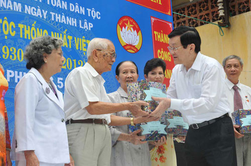 Chủ tịch nước tặng quà cho những gia đình văn hóa tiêu biểu ở khu phố 3 - Ảnh: Diệp Đức Minh Chủ tịch nước tặng quà cho những gia đình văn hóa tiêu biểu ở khu phố 3 - Ảnh: Diệp Đức Minh