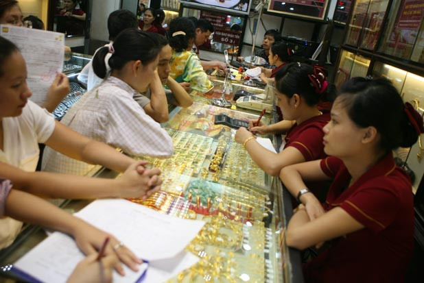 Bên ngoài thị trường, giá vàng SJC cao hơn các thương hiệu khác cả triệu đồng/lượng, bên trong nghị trường, Thống đốc Ngân hàng Nhà nước Nguyễn Văn Bình tự cho mình 8 điểm. Ảnh: GIANG HUY Bên ngoài thị trường, giá vàng SJC cao hơn các thương hiệu khác cả triệu đồng/lượng, bên trong nghị trường, Thống đốc Ngân hàng Nhà nước Nguyễn Văn Bình tự cho mình 8 điểm. Ảnh: GIANG HUY