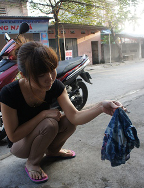 Sự xuất hiện các sinh vật lạ trên chiếc quần làm chị Tâm và hàng xóm thêm lo lắng.